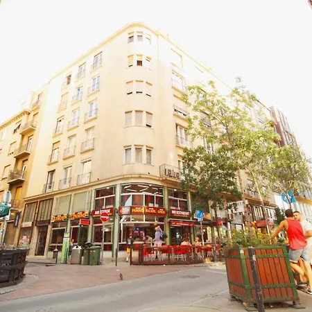 Sunny In Party District- Balcony- Ac דירה