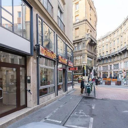 Sunny In Party District- Balcony- Ac דירה