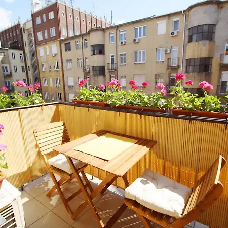 Sunny With Balcony In Party District Budapeste