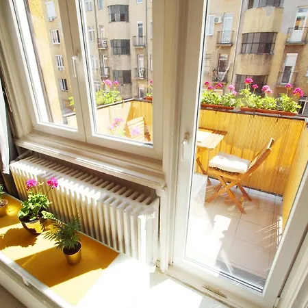 Sunny With Balcony In Party District * Budapeste