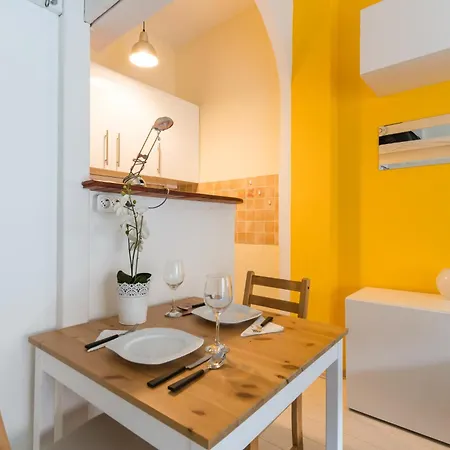 Apartamento Sunny With Balcony In Party District Budapeste